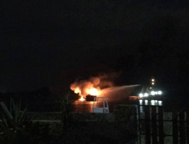 Μύκονος: Η στιγμή που το σκάφος Saint γίνεται παρανάλωμα του πυρός (βίντεο)